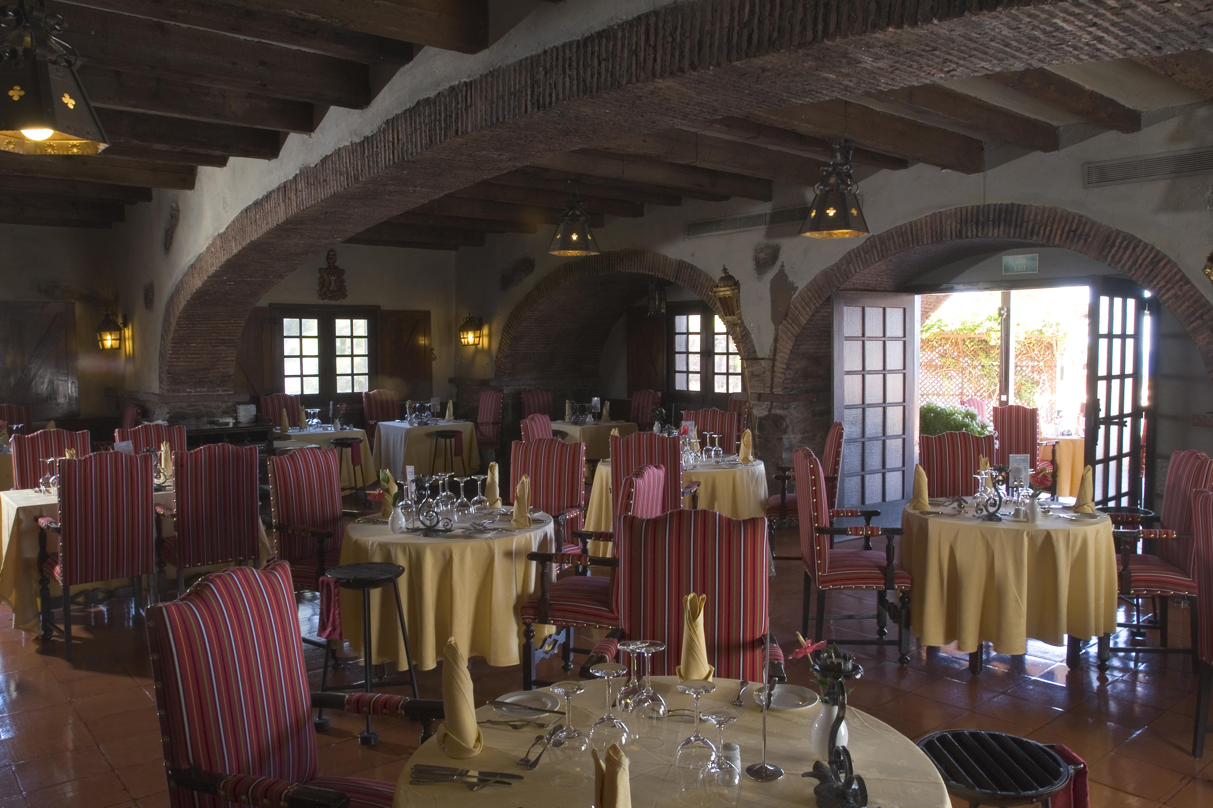 Pestana Carlton Madeira Ocean Resort Hotel Фуншал Ресторан фото Restaurant in the hotel