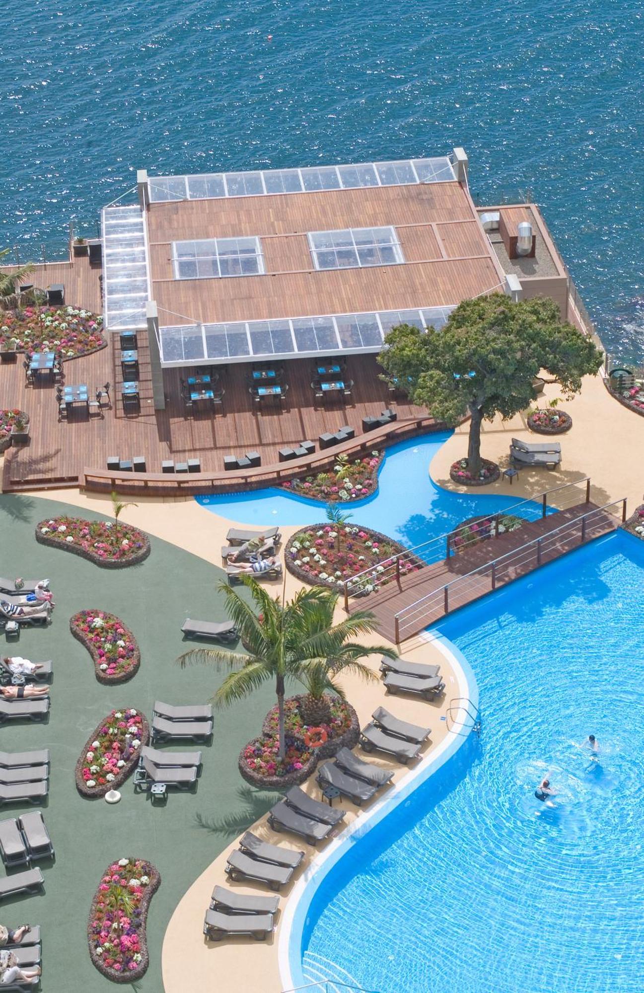 Pestana Carlton Madeira Ocean Resort Hotel Фуншал Екстер'єр фото The pool at the hotel