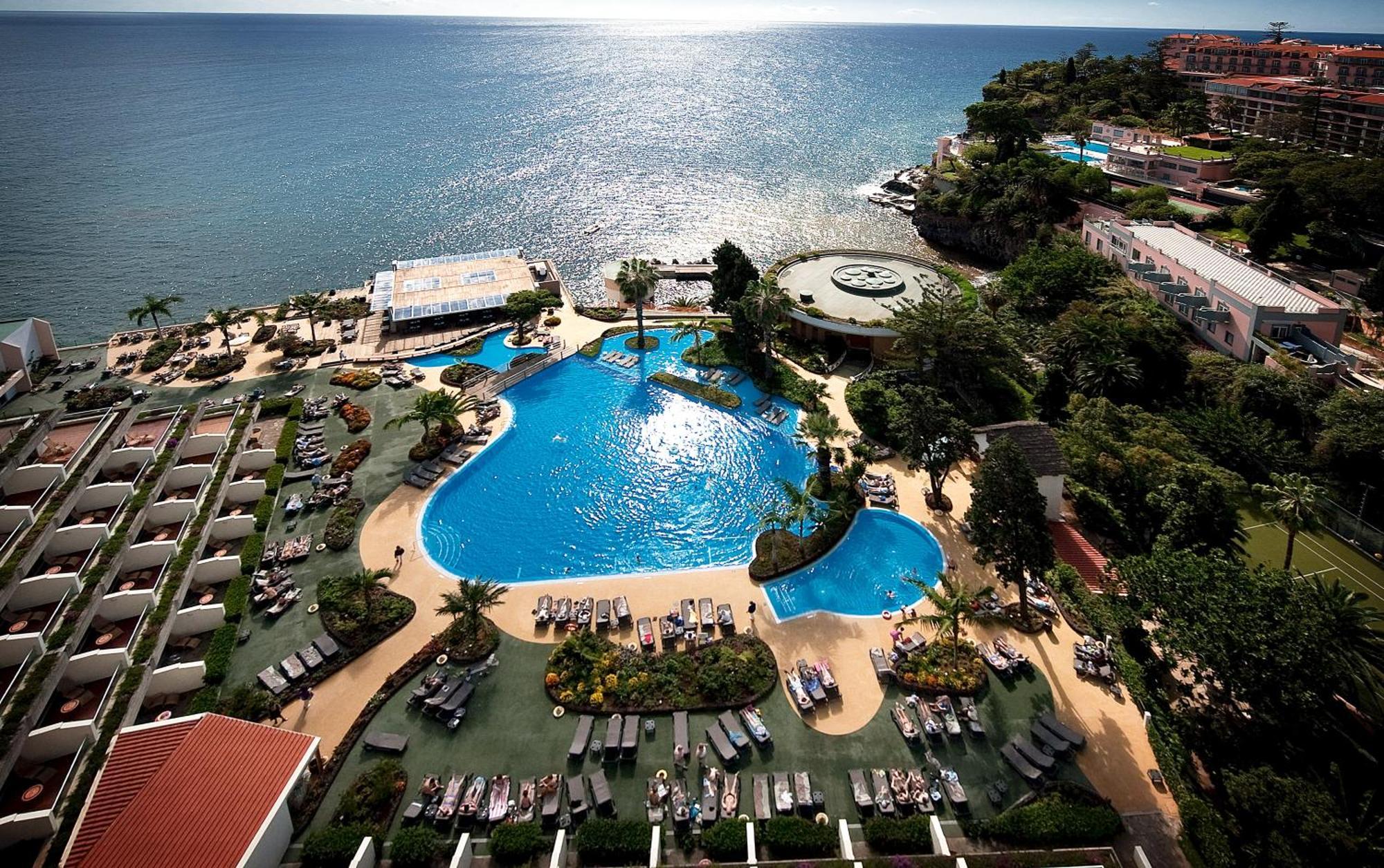 Pestana Carlton Madeira Ocean Resort Hotel Фуншал Екстер'єр фото The swimming pool at the hotel