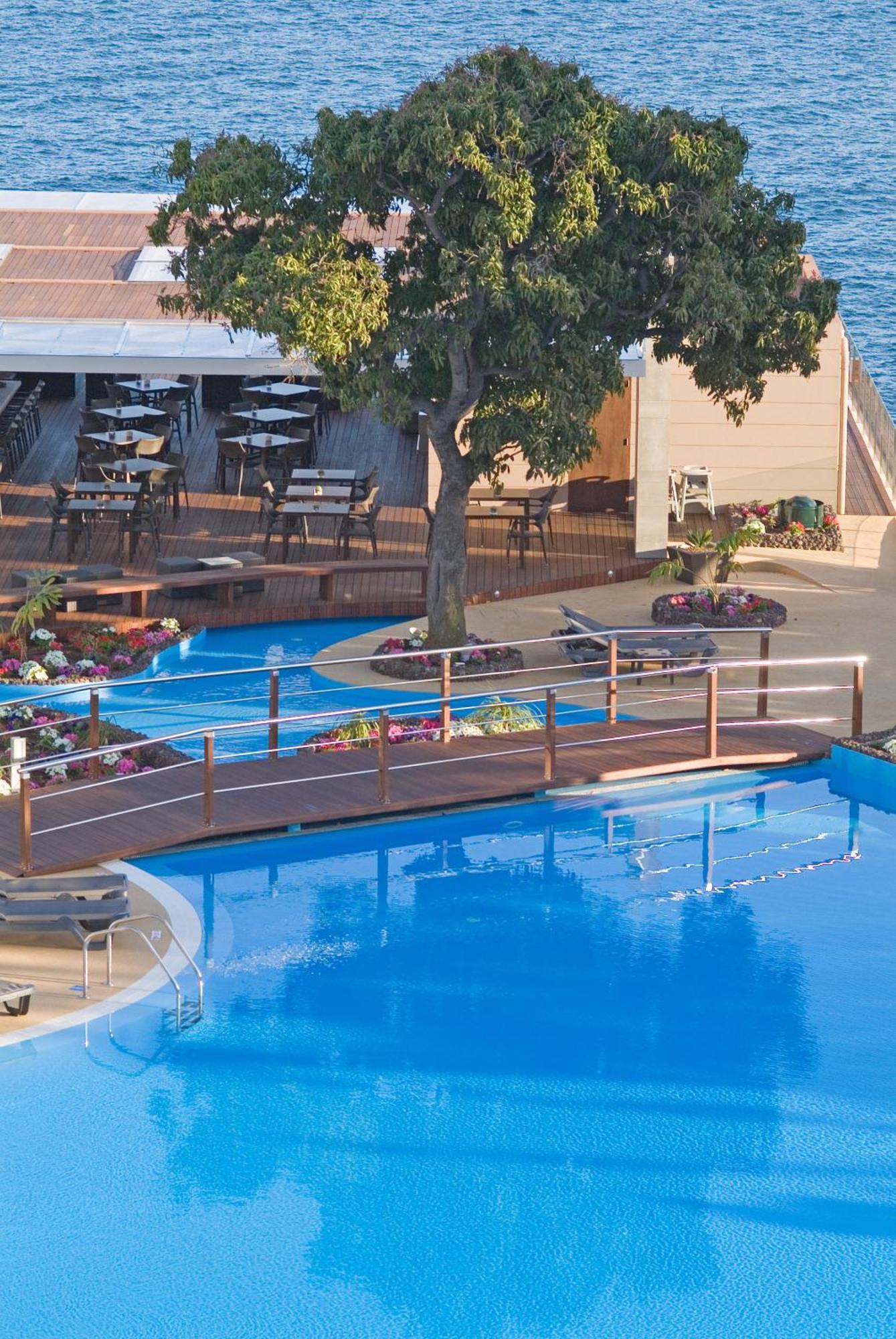 Pestana Carlton Madeira Ocean Resort Hotel Фуншал Екстер'єр фото The pool at the hotel