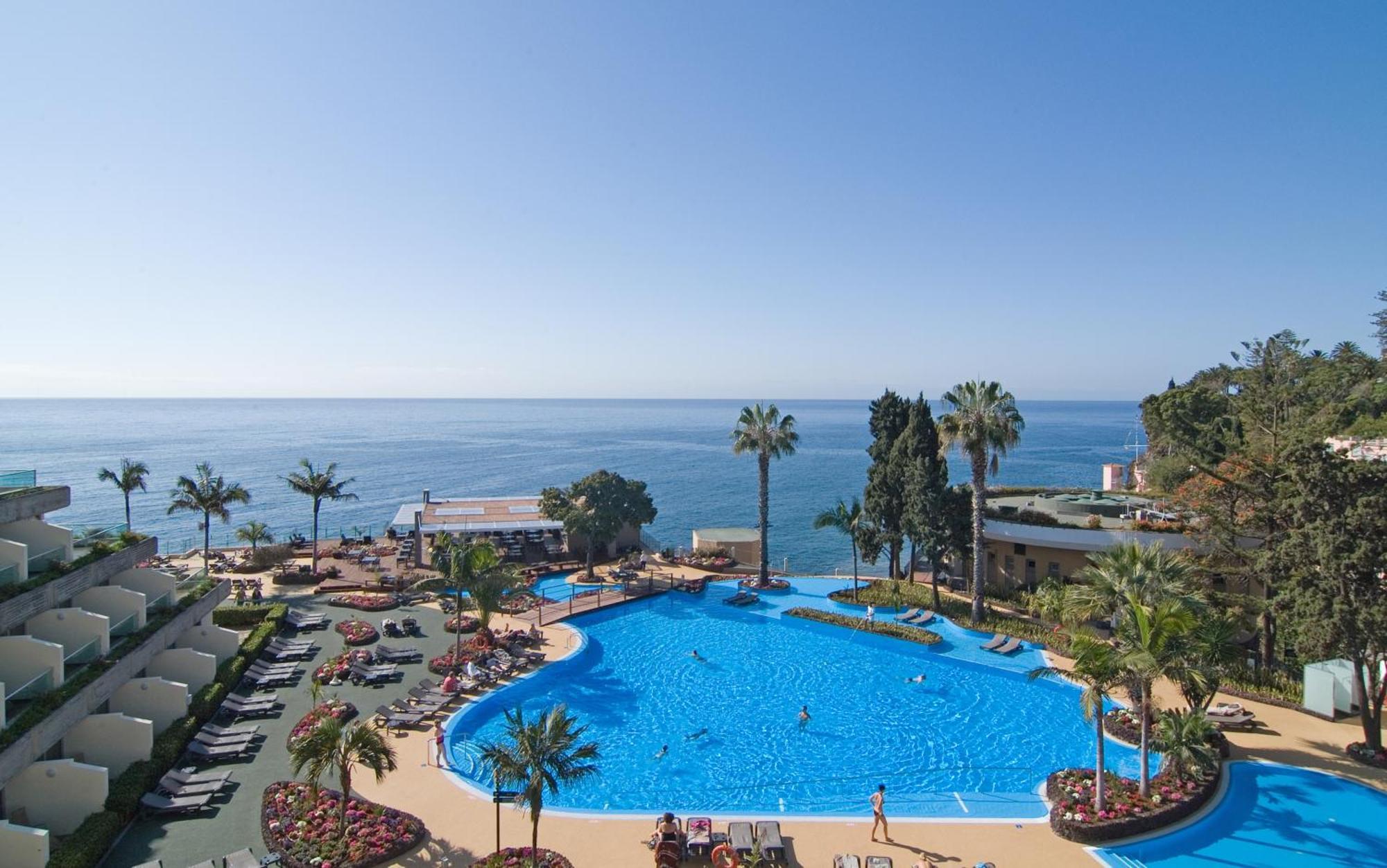 Pestana Carlton Madeira Ocean Resort Hotel Фуншал Екстер'єр фото The pool at the hotel